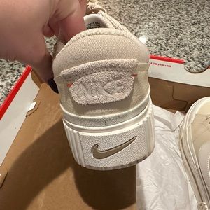 Size 7 Nike women’s court legacy